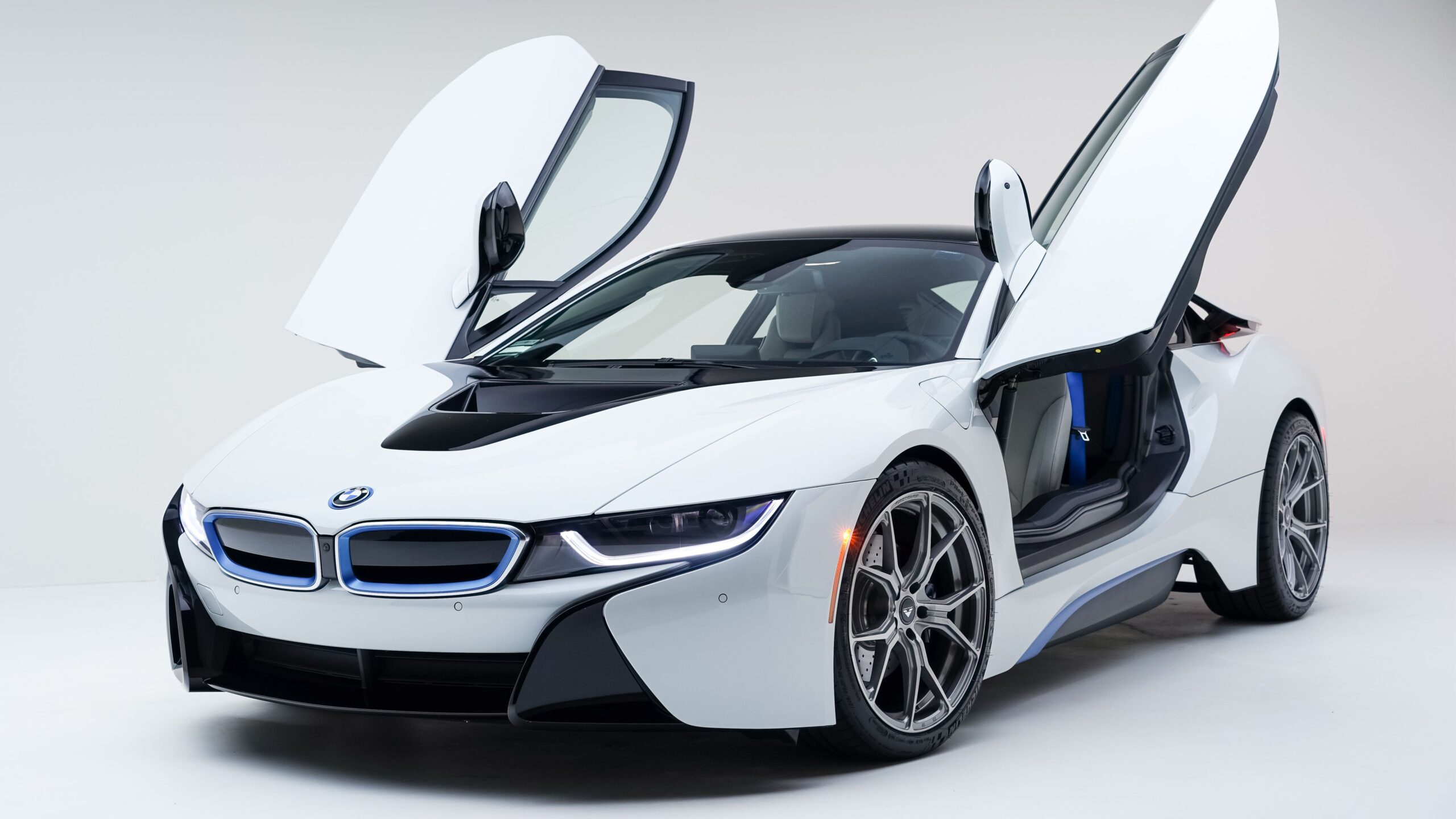 white gloss bmw i8 exterior design with blue accents