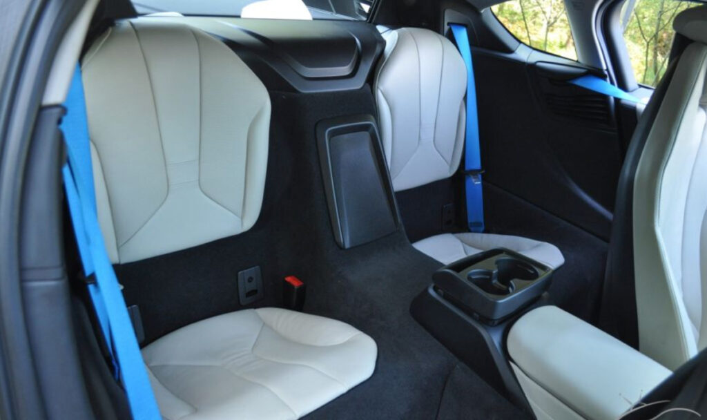 gmw i8 rear seats with speaker in middle and cupholders